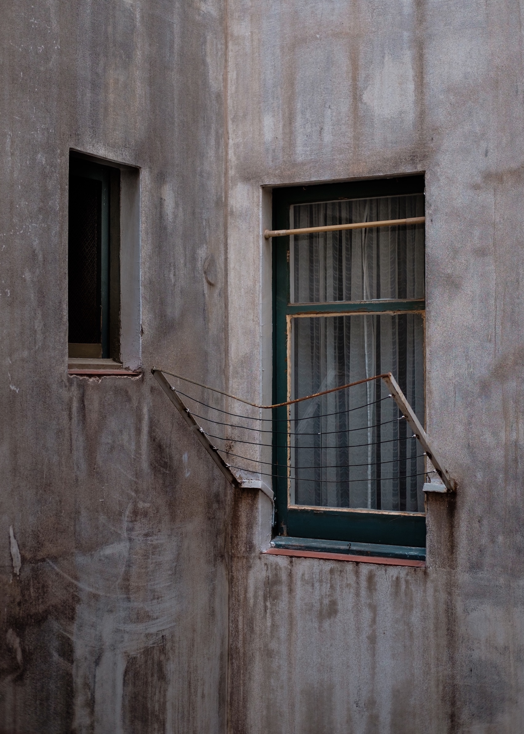 How to recognise rising damp